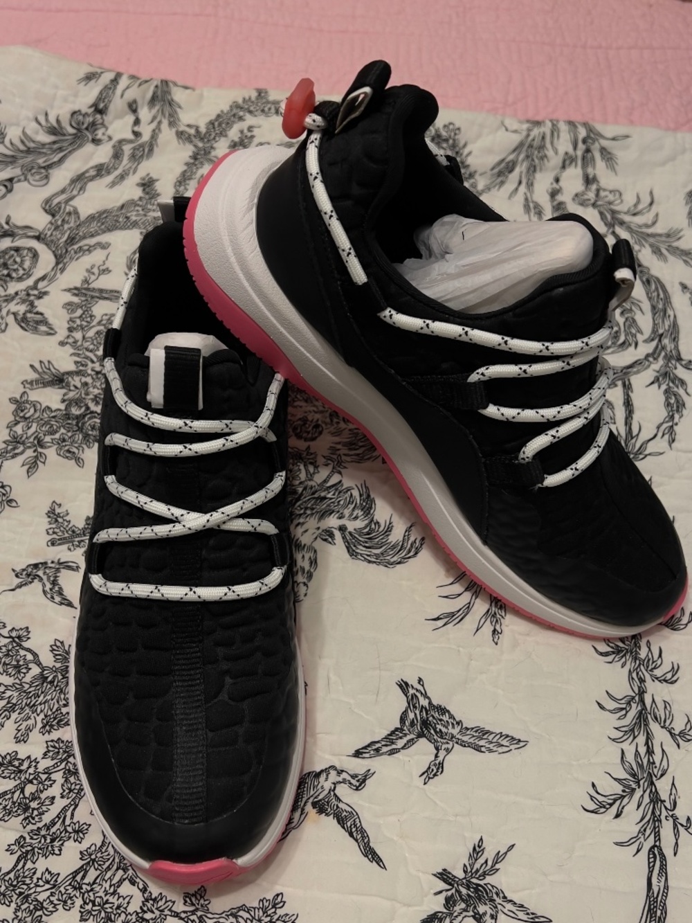 NIB Nurture Boulder //Response Black Knit Sneakers, size 6.5